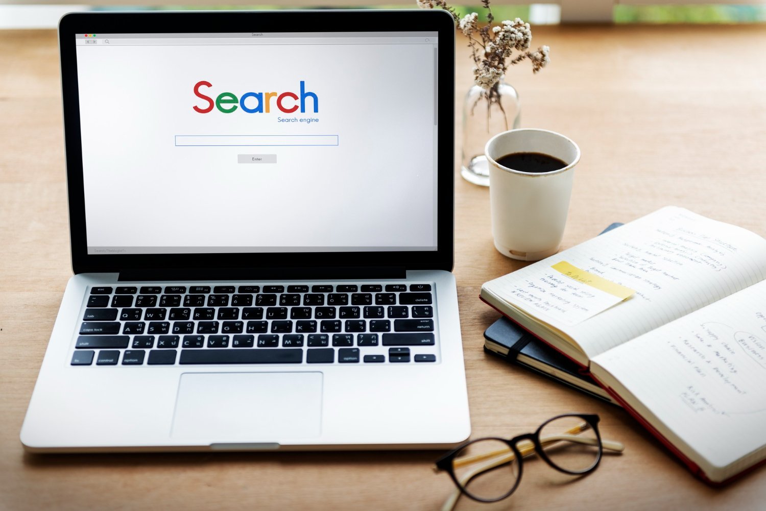 Empresario analizando resultados de campañas de Google Ads en laptop
