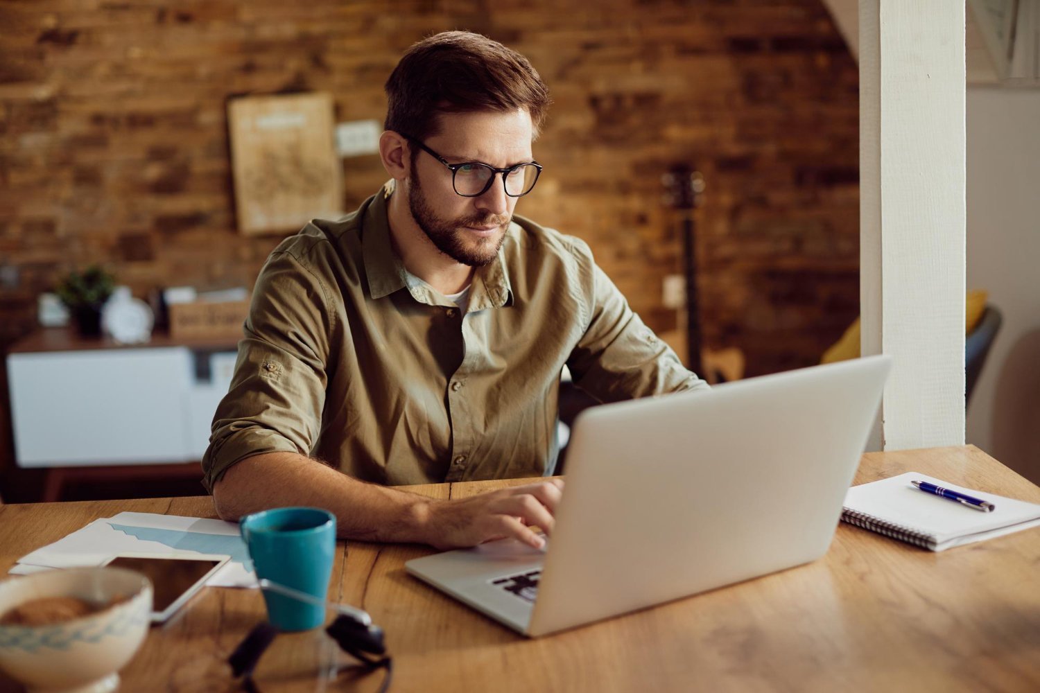 Comparativa entre agencia y consultor freelance de Google Ads trabajando en campañas digitales