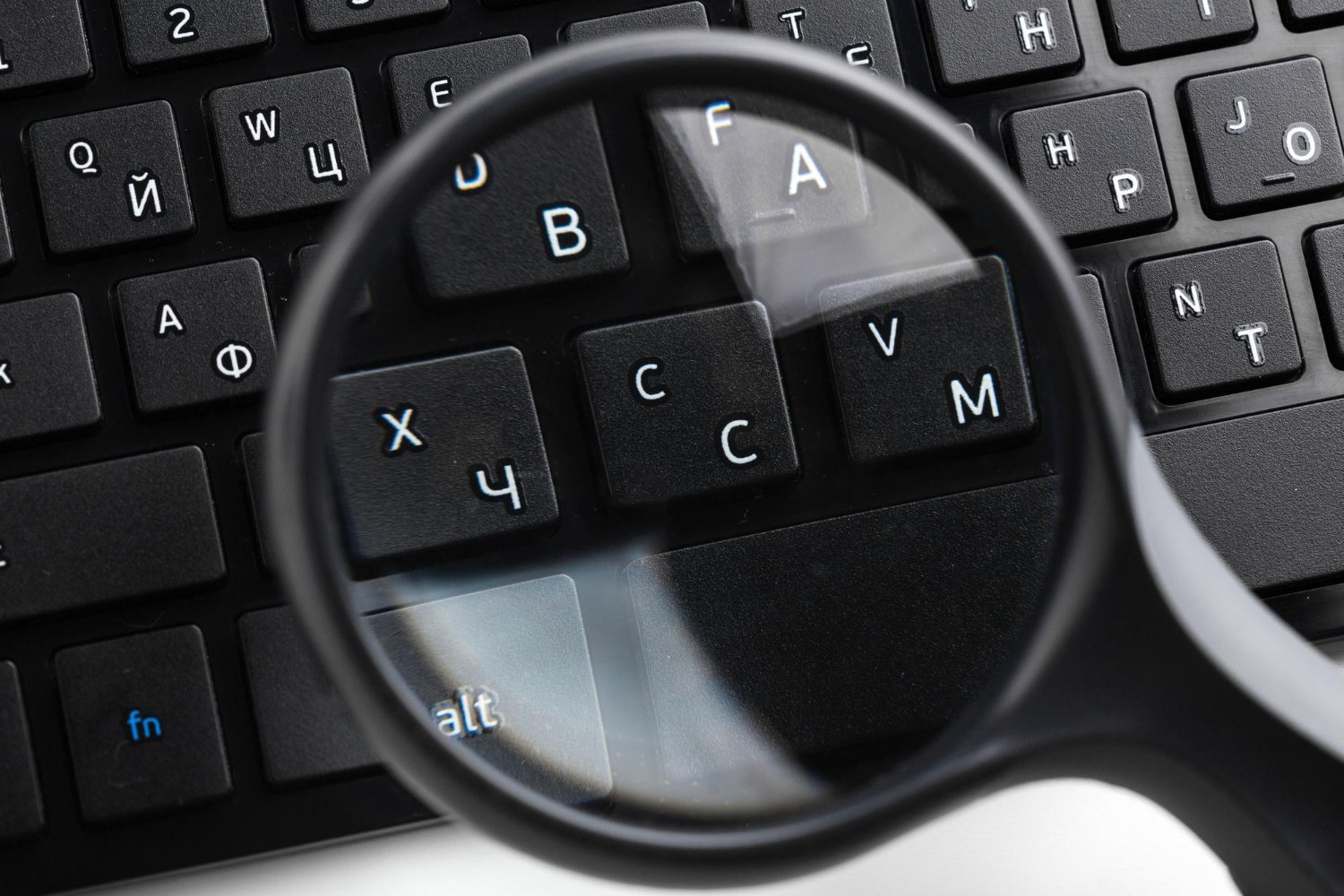 Analista digital investigando palabras clave para campaña en Google Ads