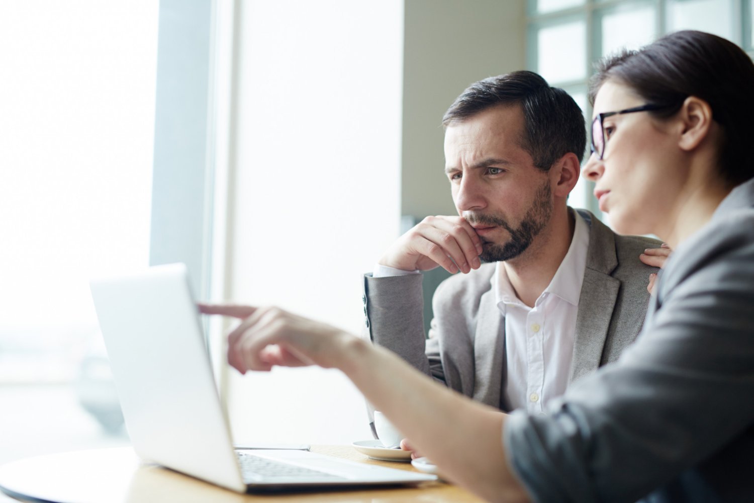 Empresario consultando a un experto sobre la gestión de campañas en Google Ads