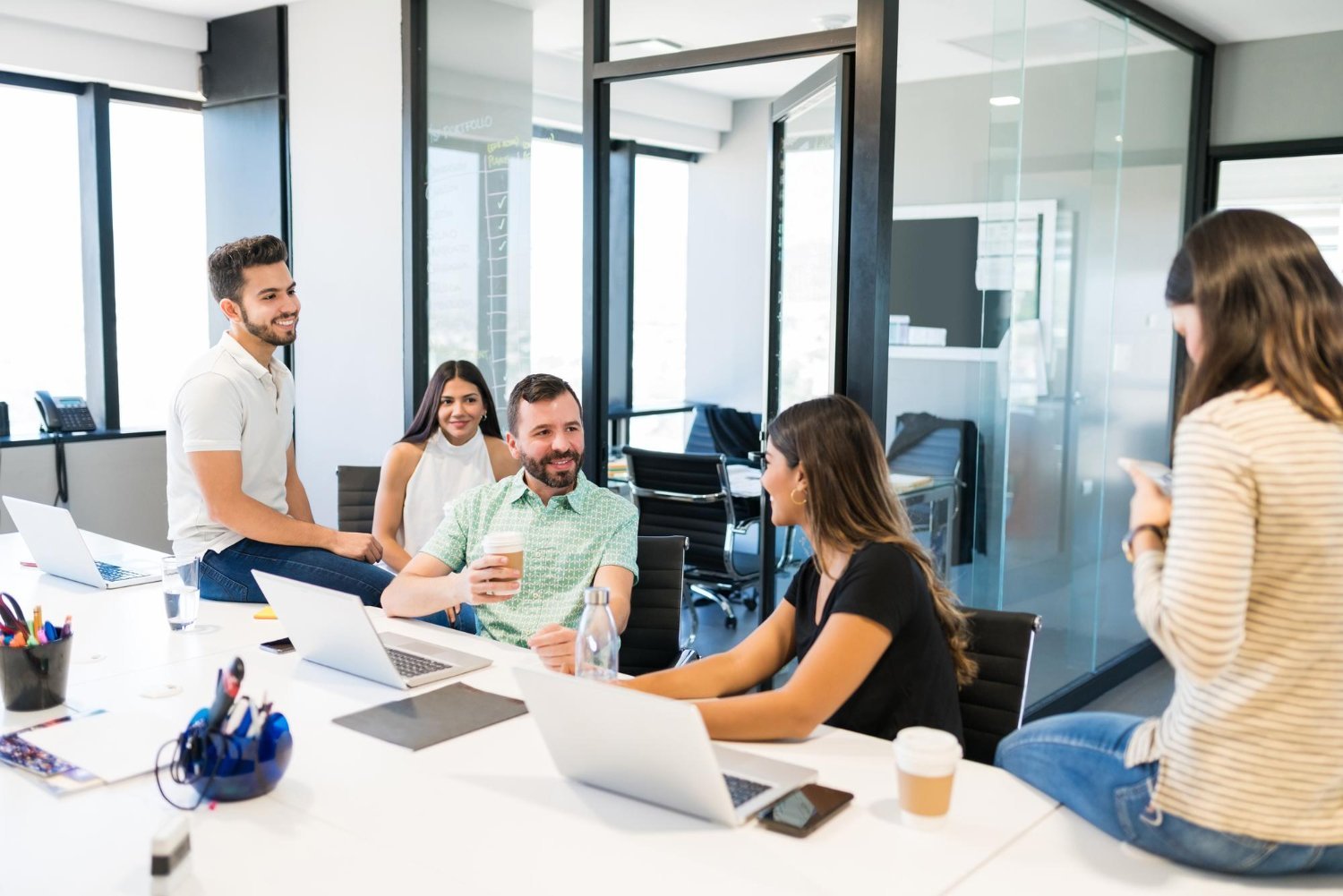 Equipo de agencia de Google Ads planificando campañas publicitarias para empresas