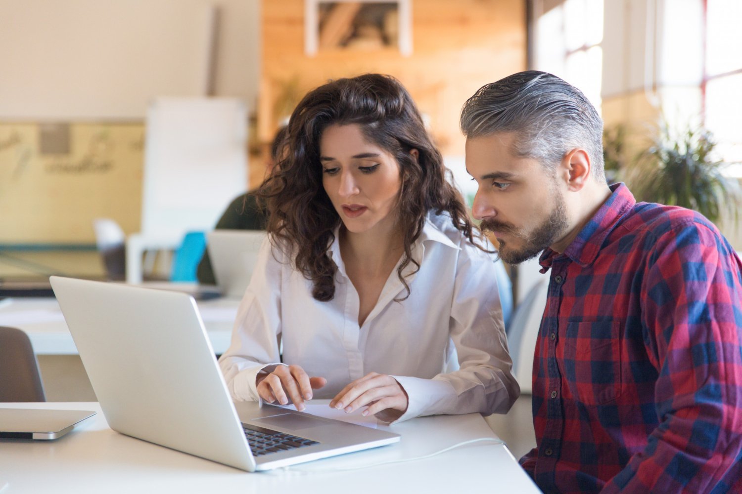 Especialista configurando una nueva campaña en Google Ads