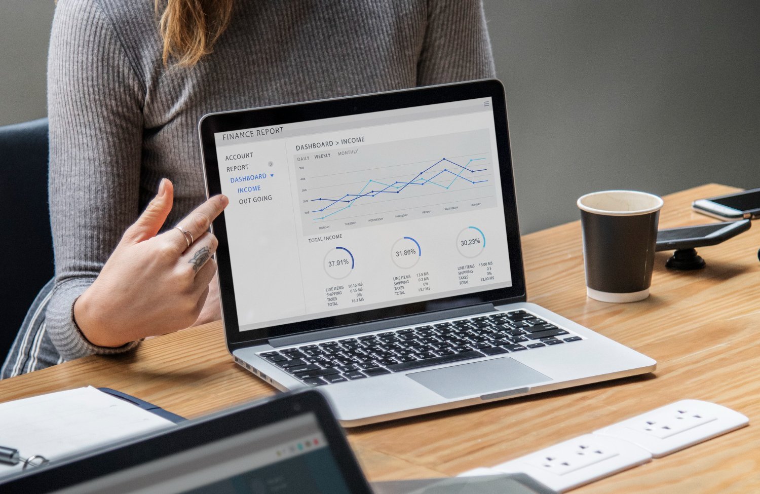 Empresario analizando métricas de Google Ads en una laptop con gráficos de rendimiento