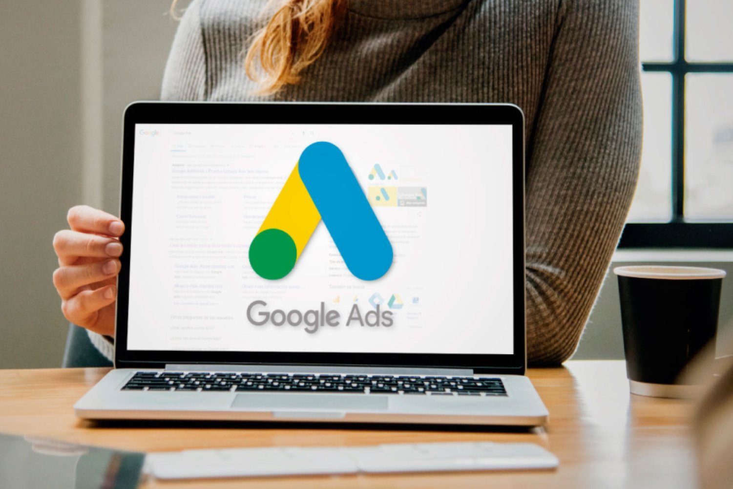 Gestor de marketing configurando campañas publicitarias en Google Ads